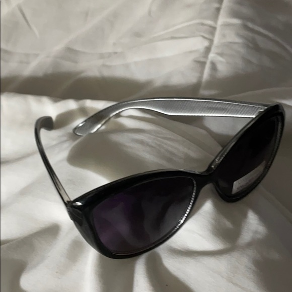 Glasses - Picture 2 of 3